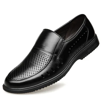 Дышащая кожаная обувь для мужчин, новые летние мужские повседневные сандалии с вырезами, деловые официальные туфли для папы среднего возраста, мужские
